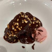 Brownie con helado de fresa (vegan)  at Iruñeako Herriko Taberna in Pamplona