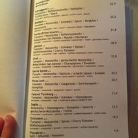 plenty of vegetarian pizzas at Skihütte Schneggarei in Lech