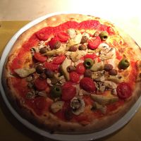 vegan pizza (tomatoes, olives, mushrooms, artichokes) at Skihütte Schneggarei in Lech