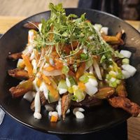 Poutine Banh Mi végane at La Cale - Pub Zéro Déchet in Montreal