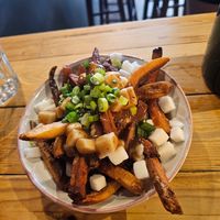 Poutine La Classique végane at La Cale - Pub Zéro Déchet in Montreal