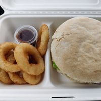 Onions rings et burger at Loving Hut in Louvain-la-neuve