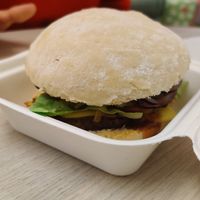 Burger à emporter dans sa boîte at Loving Hut in Louvain-la-neuve