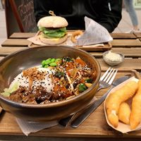 Belle recherche de saveurs dans ce "canard" et ces "scampis" fris ! at Loving Hut in Louvain-la-neuve