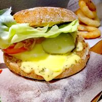 Béarnaise burger et onion rings at Loving Hut in Louvain-la-neuve
