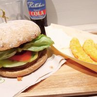 Burger barbecue et scampis frits at Loving Hut in Louvain-la-neuve