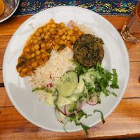 Hauptgang, Kichererbsencurry mit veganen Burgerpatty at Govinda Gopal - Govindas  in Quito
