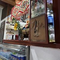 Nicht viel Sitzmöglichkeiten- man kann das Essen aber auch mitnehmen. / Not lot of space, but also for take away.  at Damasquino in Cordoba