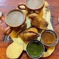 סמוסה במילוי תפוח אדמה ואפונה. צ׳אי חם וטעים at Garhwal in Cusco