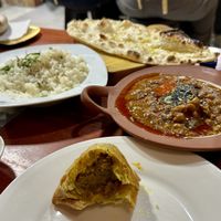 Samosa, Chana masala, rice, 🫓 naan  at Garhwal in Cusco