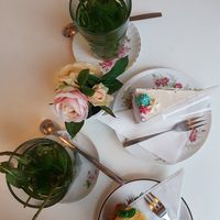 Vegan strawberry cream cake and lemon cupcake at Bij Daan in Zoetermeer