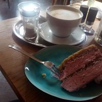 Erdbeersahnetorte und Cappuccino at Würde & Wertschätzung in Nuremberg