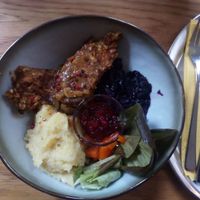 SONNTAGSBRATEN (aus Nüssen und Linsen) mit Kartoffelpüree, Rotkohl und Preiselbeeren. Eine Wucht.
Sunday Roast with mashed potatoes, red cabbage and cranberries. Delicious! at Würde & Wertschätzung in Nuremberg