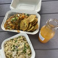 Stuffed avocado con tostones 😍 y Truffle Mac n cheese at Sabia Plant Based Eatery in Guaynabo