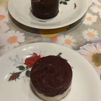 Snickers (très bon et léger) et blueberry cheesecake (3 couches superposées qui donne un ensemble agréable)  at Vegan Vacation in Bergen