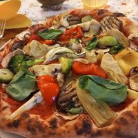 Vegane Pizza mit leckerem Boden und üppigem Belag at Da Virginio in Cham