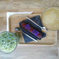 Imprevisible cake, iced matcha latte and lemonade at Be Nuts in Brussels