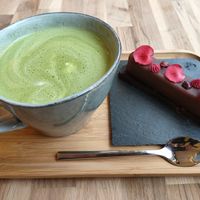 Matcha (oat) latte and a chocolate/raspberry cake at Be Nuts in Brussels