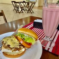 Burger e Nut Shake at Ovelha Verde in Goiania
