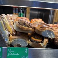 cinnamon rolls  at Traffic Snack - Hauptbahnhof in Frankfurt