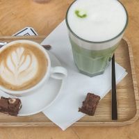 Matcha and capuccino at Kato Gâteaux in Mechelen