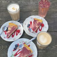 3 x vegan raspberry cheesecake 
Iced latte, latte with oatmilk and homemade lemonade  at Kato Gâteaux in Mechelen