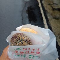 Covered in peanut and sesame dip at LǎoPái BáiTáng Guǒ 老牌白糖粿 in Kaohsiung