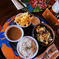 Prato “brasil anos 2000”. Trocar o purê por fritas para que seja vegano.  at Quintal Verde in Paraty