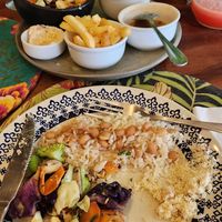 Legumes com shitake, estava uma delícia! (Trocaram o pure pela batata frita, pq o pure não é vegano) at Quintal Verde in Paraty