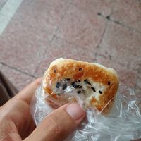 A bun at Xiāng ShīFù Sù Shuǐ Jiān Bāo 香師傅素水煎包 - Maybe closed in Tainan