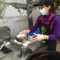 Making pan-fried buns at Xiāng ShīFù Sù Shuǐ Jiān Bāo 香師傅素水煎包 - Maybe closed in Tainan
