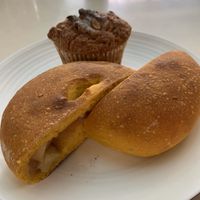 Freshly baked pumpkin bread and walnut muffin at Magic Monkey 悟空活菌茶 - WùKōng Huó Jūn Chá in Chishang