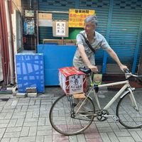 Kevin making a delivery by bike at Magic Monkey 悟空活菌茶 - WùKōng Huó Jūn Chá in Chishang
