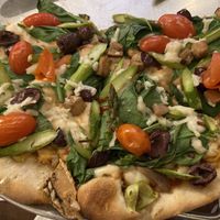 Veggie pizza w vegan cheese on regular dough  at La Masa Pizzería Conceptual in San Juan