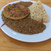 Brown rice pyramid, quinoa patty and lentils at Ganimedes in Piura