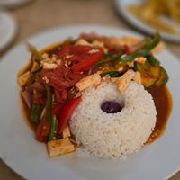 Tofu salteado con verduras y arroz at Matheos - Tacna in Piura