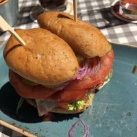 Hamburger mit glutenfreiem Brötchen was auch keine Milch enthält  at Platzhirsch in Pirna
