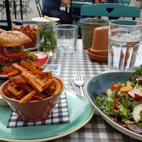 Veganer Burger + Pommes sowie Salat + Pommes at Platzhirsch in Pirna