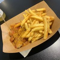 Vegane Wurst mit Pommes   at Mr Currywurst in Voesendorf
