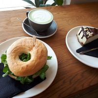 Bagel nr. 8 with matcha latte and vegan cake at Bread House in Torun