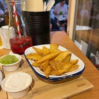 X-Cut Fries mit Veganer Mayonnaise und Avocado Creme Dip  at Ma in Bremen