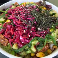 Sticky tempeh bowl with some seaweed salad added at Poké Perfect - Nieuwendijk in Amsterdam