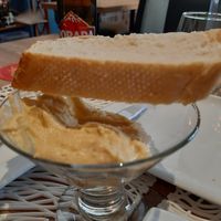 Hummus servido con pan at Siete Sabios in Tenerife