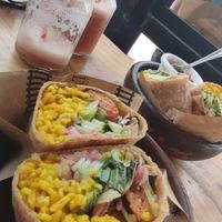 Plato principal era burrito con proteína de como falafel pero de lentejas rojas at El Patio in Renaca