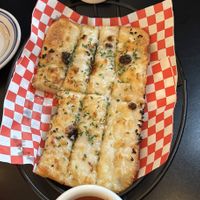 Cheesy garlic breadd  at 4th & State in Columbus