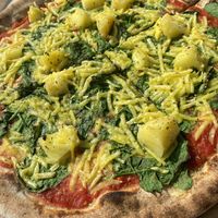 Pizza mit Spinat und Ananas  at NeoNeo in Cologne