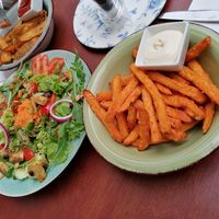 Salat mit Kartoffelecken & Süßkartoffelpommes at Quartier Mayence in Mainz