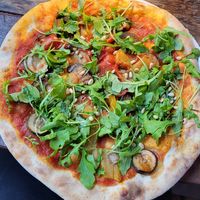 Vegane Pizza mit tomatensoße statt Avocado at Micello's in Leipzig