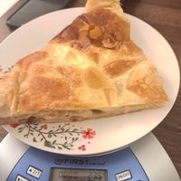 1/4 one quarter piece weight 130 grams. 130x4=520 grams. It should be 175x4=700. at Kod Feta in Podgorica