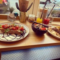 Vegan pancakes right, delicious veggie sandwich on left at meiks in Heidelberg